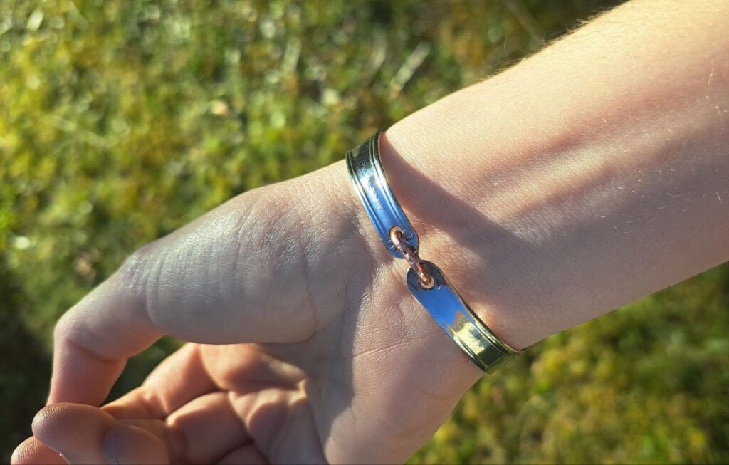 Bracelet-au-poignet-sur-herbe-verso
